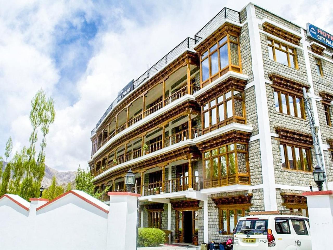 Hotel City Palace Лех Екстериор снимка
