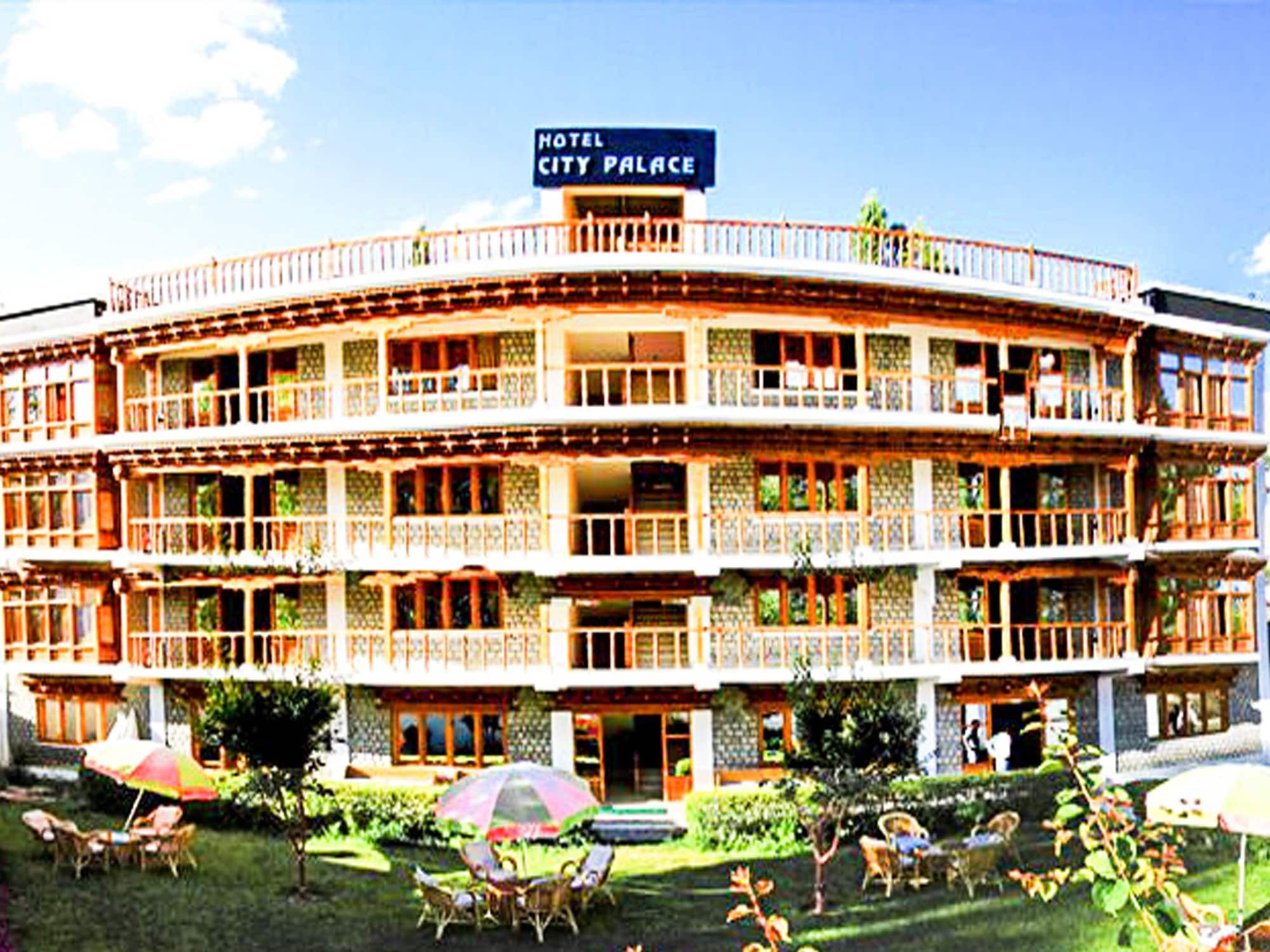 Hotel City Palace Лех Екстериор снимка